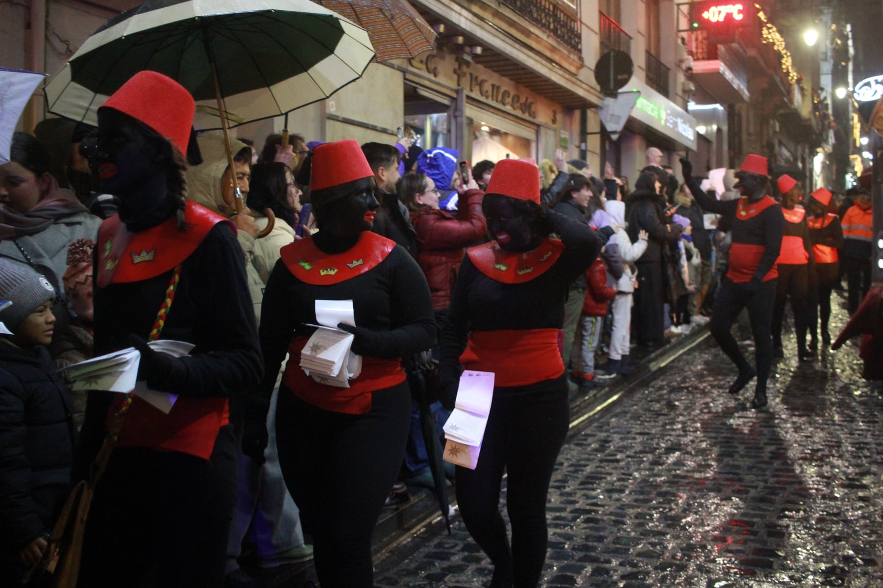 Los pajes repartiendo ejemplares del Bando escrito por Abril Peidro