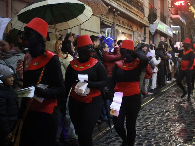 Los pajes repartiendo ejemplares del Bando escrito por Abril Peidro