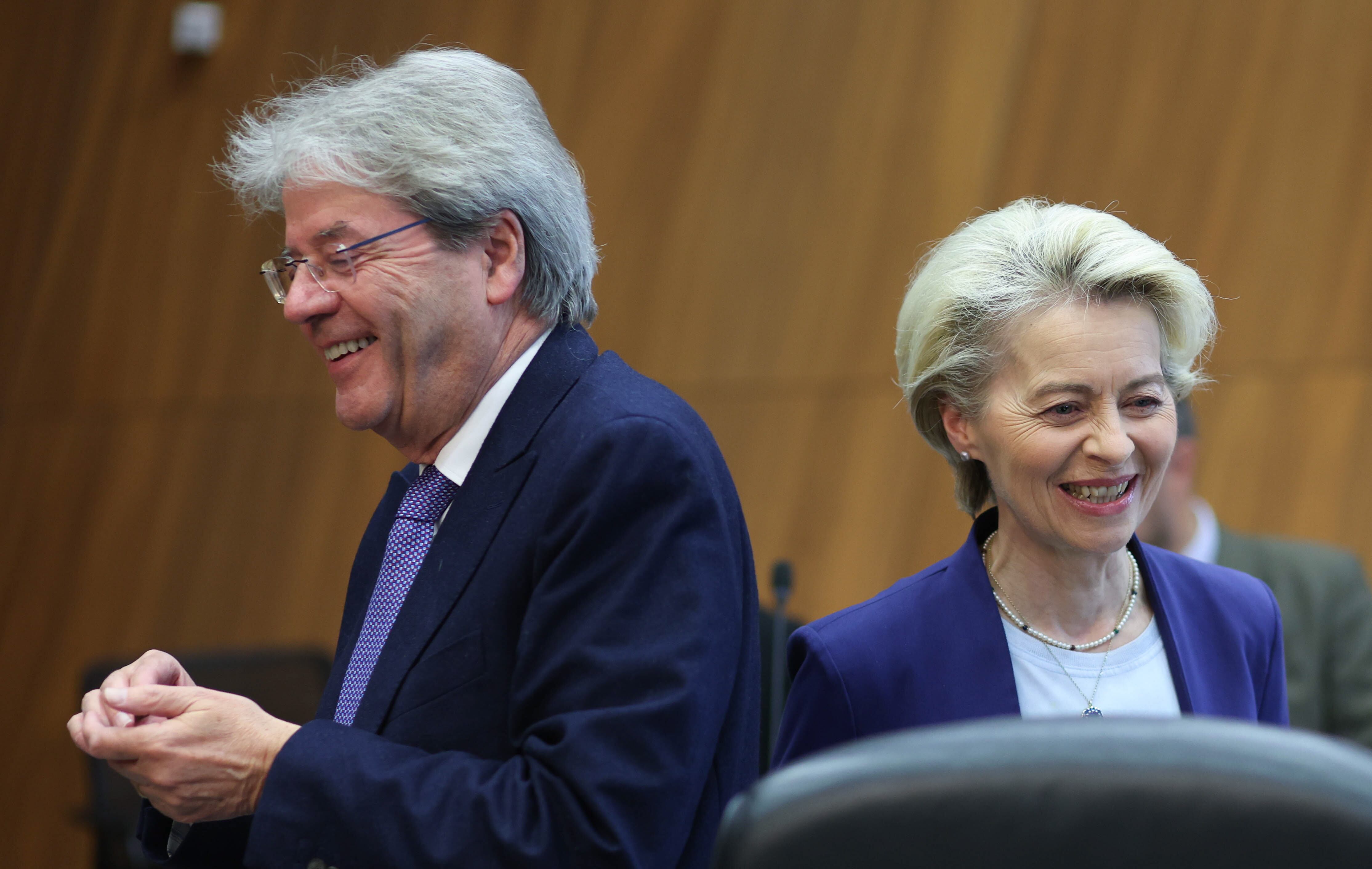 El comisario europeo de Economía, Paolo Gentiloni, y la presidenta de la Comisión Europea, Ursula von der Leyen.