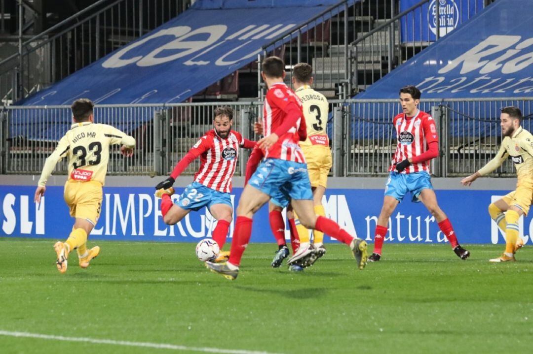 Eduard Campabadal antes golpeando o balón no Lugo-Espanyol