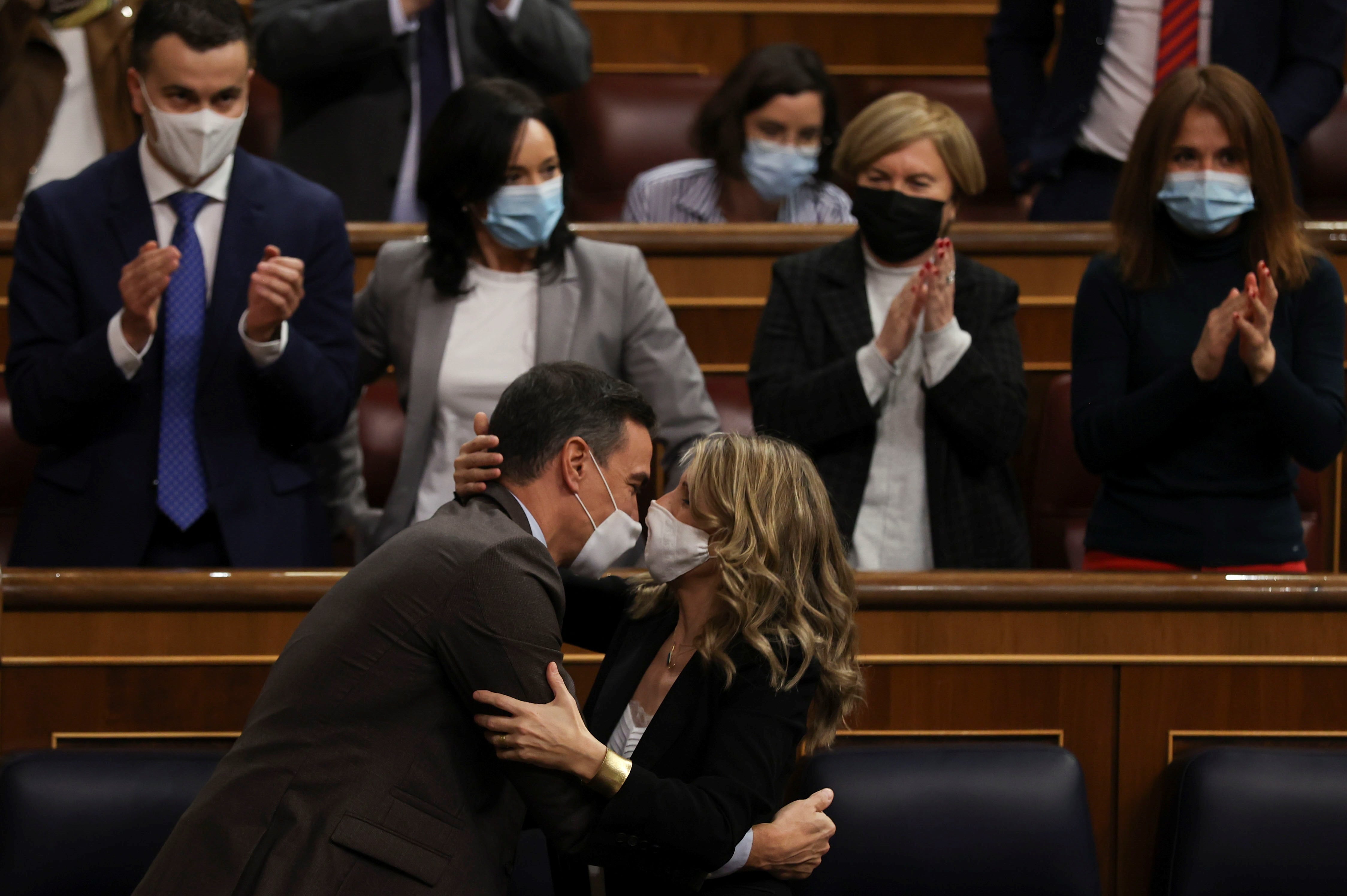 El presidente del Gobierno, Pedro Sánchez y la vicepresidenta y ministra de Trabajo, Yolanda Díaz  después de que el pleno del Congreso de los Diputados votara a favor de la convalidación de la reforma laboral pactada por el Gobierno con los agentes sociales