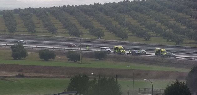 Imagen de los sanitarios actuando en la zona del accidente, que se ha producido en la A-4