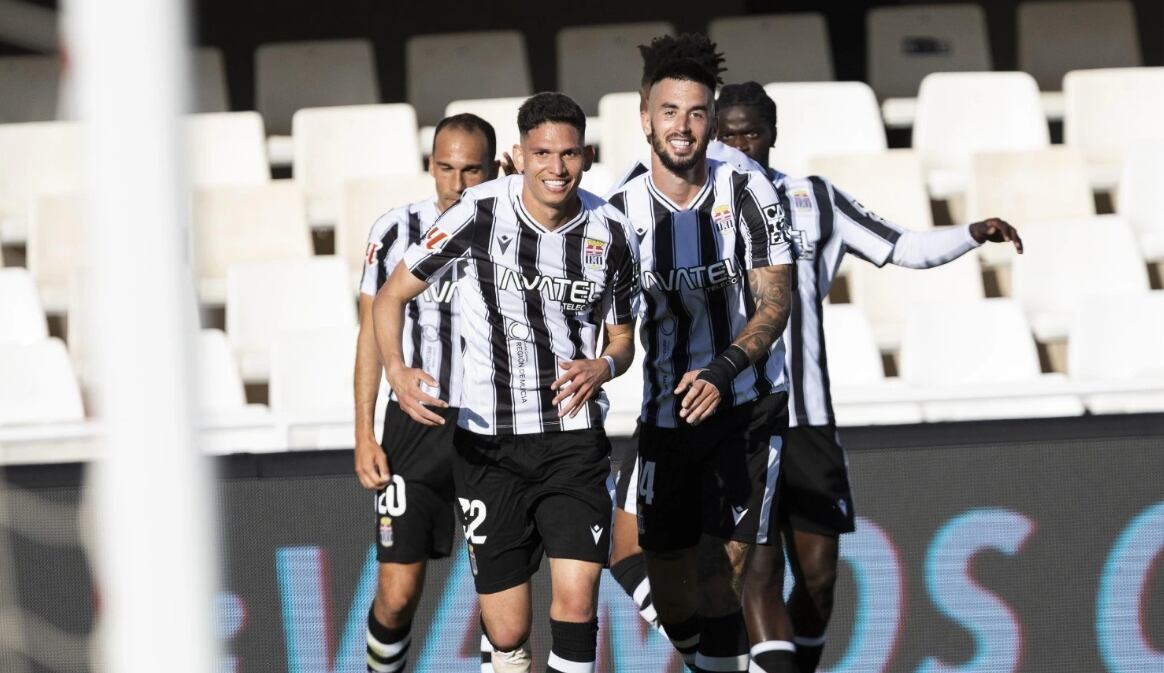 La plantilla del FC Cartagena celebra el gol de Dani Luna
