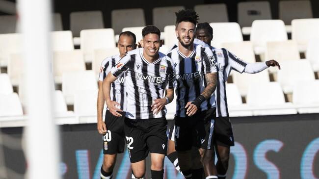 La plantilla del FC Cartagena celebra el gol de Dani Luna