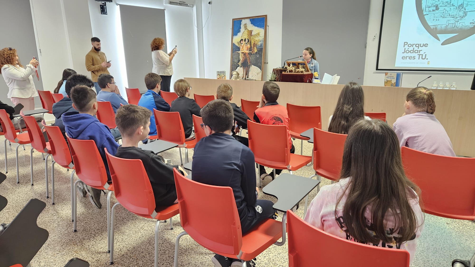 Aspecto que presentaba la Sala de Conferencias de la Casa de la Juventud durante la lectura de los/as alumnos/as del colegio &#039;Dr. Fleming&#039;