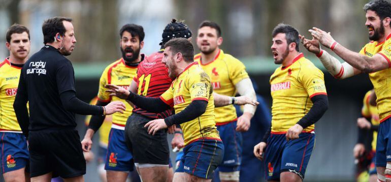 Los jugadores españoles rodean al árbitro Iordachescu para pedirle explicaciones