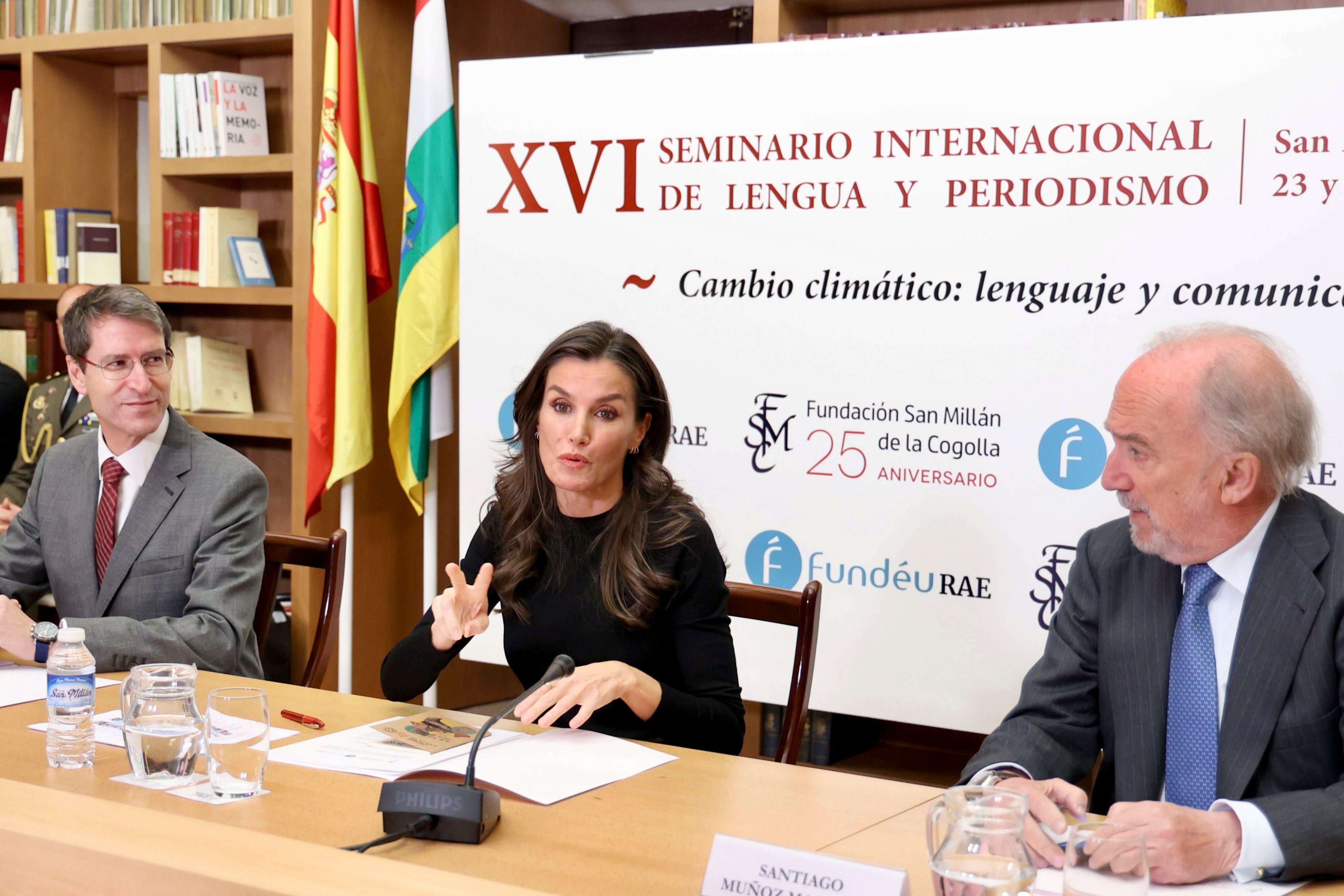 SAN MILLAN DE LA COGOLLA 24/11/2023.- La reina Letizia, el presidente del Gobierno de La Rioja, Gonzalo Capellán (i) y el presidente de la FundéuRAE, Santiago Muñoz durante la clausura de XVI Seminario Internacional de Lengua y Periodismo que desde ayer se celebra en el Centro Internacional de Investigación de la Lengua Española (CILENGUA) de San Millán de la Cogolla. EFE/Raquel Manzanares
