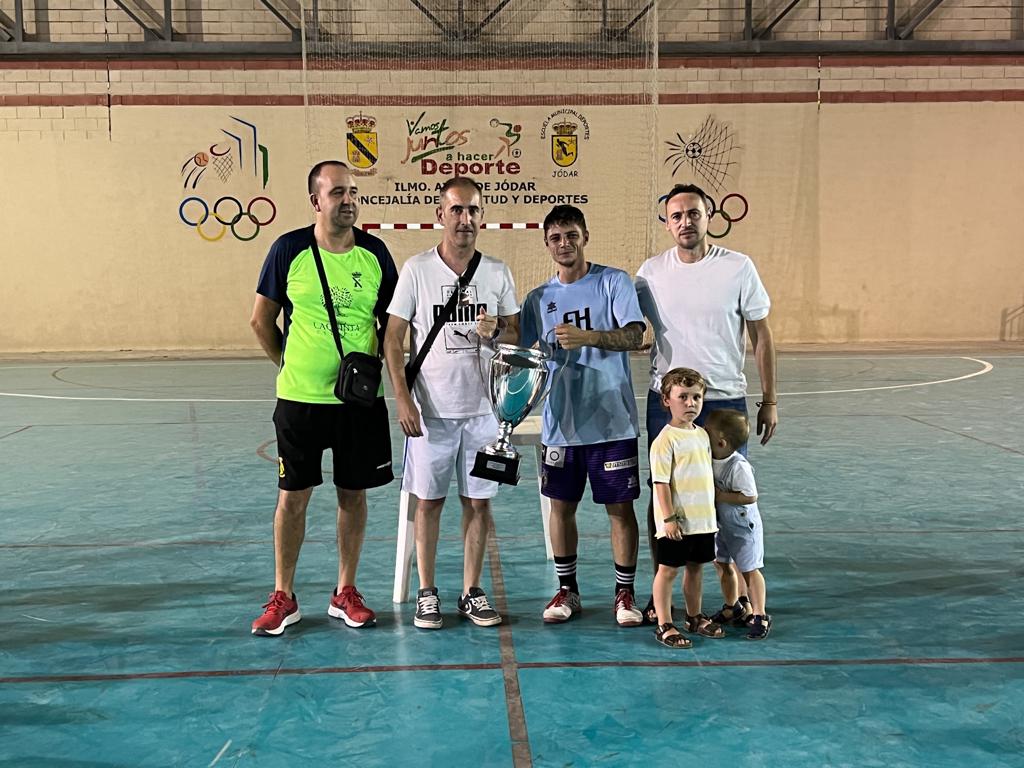 Momento de la entrega de premios al equipo campeón