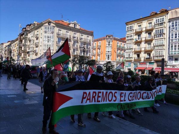 Más de medio millar de personas exigen en Santander el &quot;fin de la compraventa de armas&quot; con Israel.