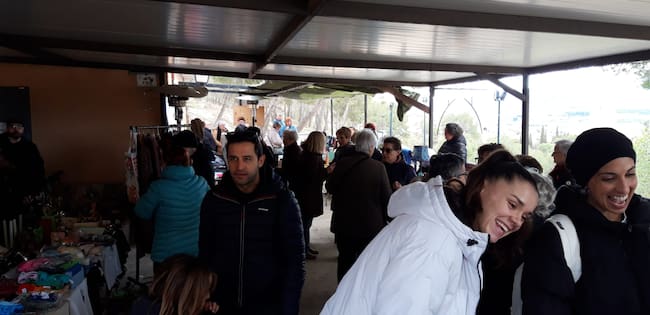 Mercadillo vecinal solidario en Las Cruces