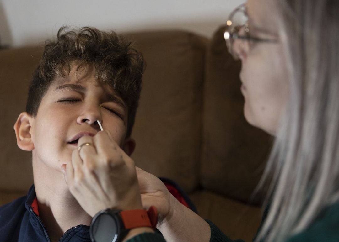 Un niño se hace un test de antígenos en casa, en Madrid.