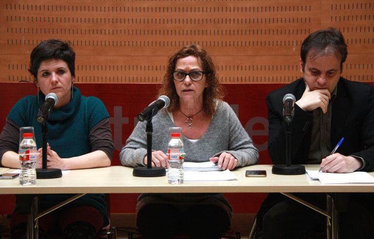La regidora de Ciutat Vella, Gala Pin, la comissionada de Cultura, Berta Sureda i el tinent d'alcalde, Jaume Asens, han presentat les novetats sobre la normativa