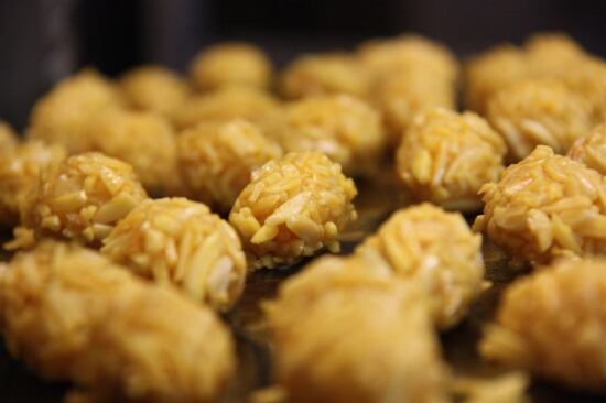 Una safata de panellets tradicionals