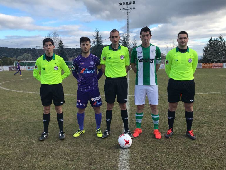 Los capitanes posando ayer con el trio arbitral en Cebreros