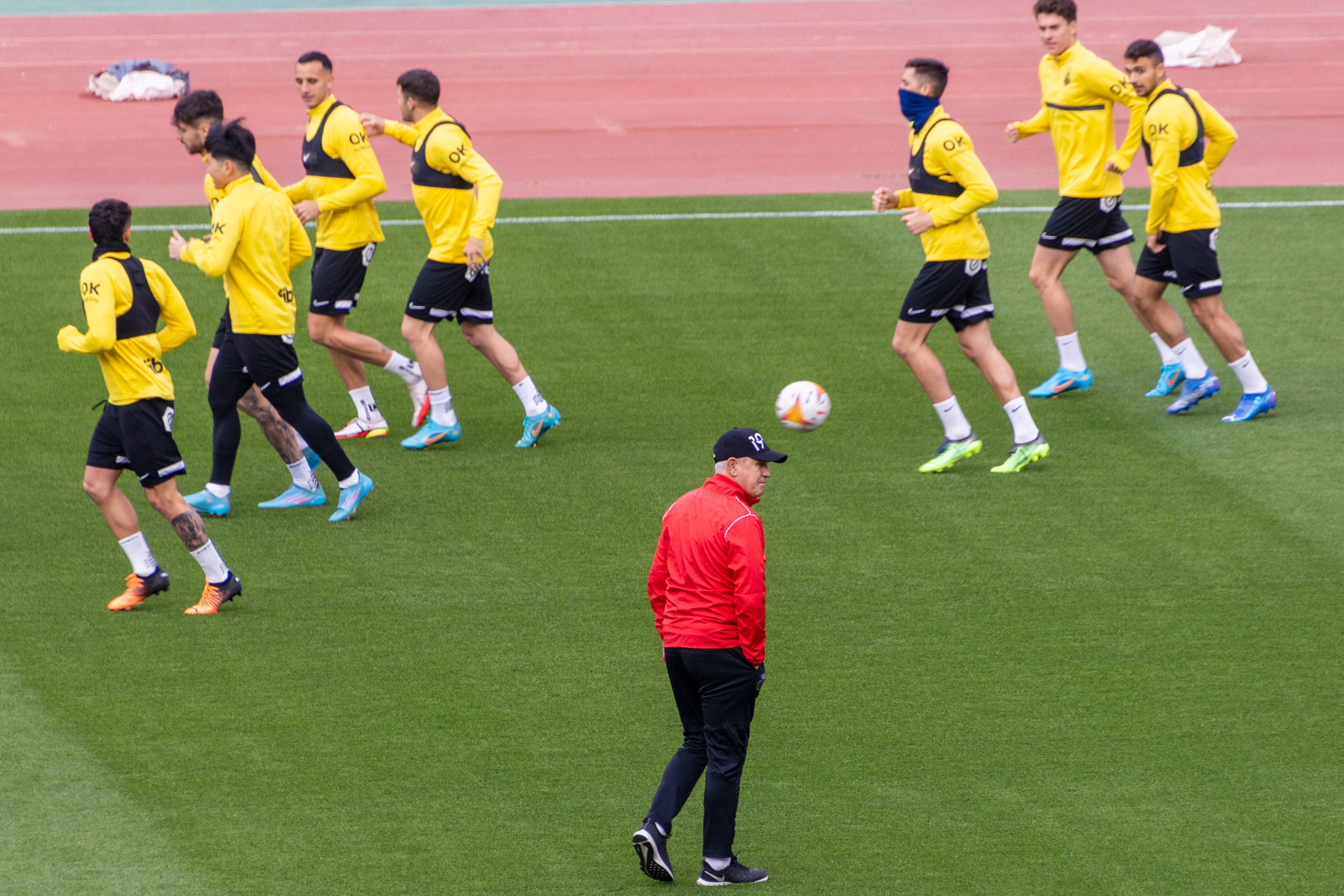 GRAF5999. PALMA DE MALLORCA, 24/03/2022.- El exfutbolista mexicano Javier Aguirre (c) este jueves durante su primer entrenamiento como nuevo entrenador del RCD Mallorca. EFE/ Cati Cladera
