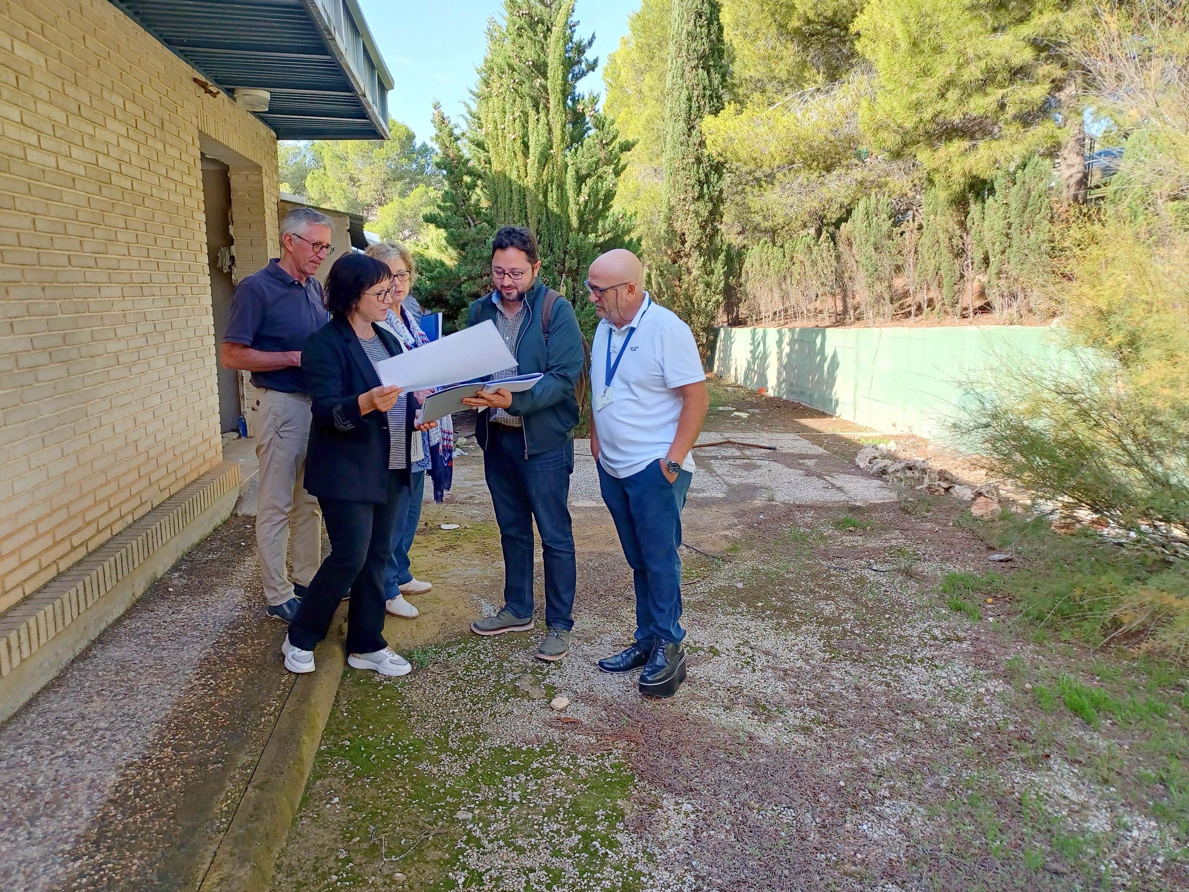 Visita al antiguo colegio Miguel de Cervantes donde se va a construir el aparcamiento