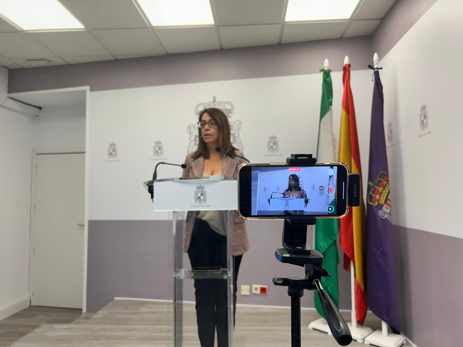 La segunda teniente de alcalde y concejala de Urbanismo de Jaén, África Colomo, durante la rueda de prensa.