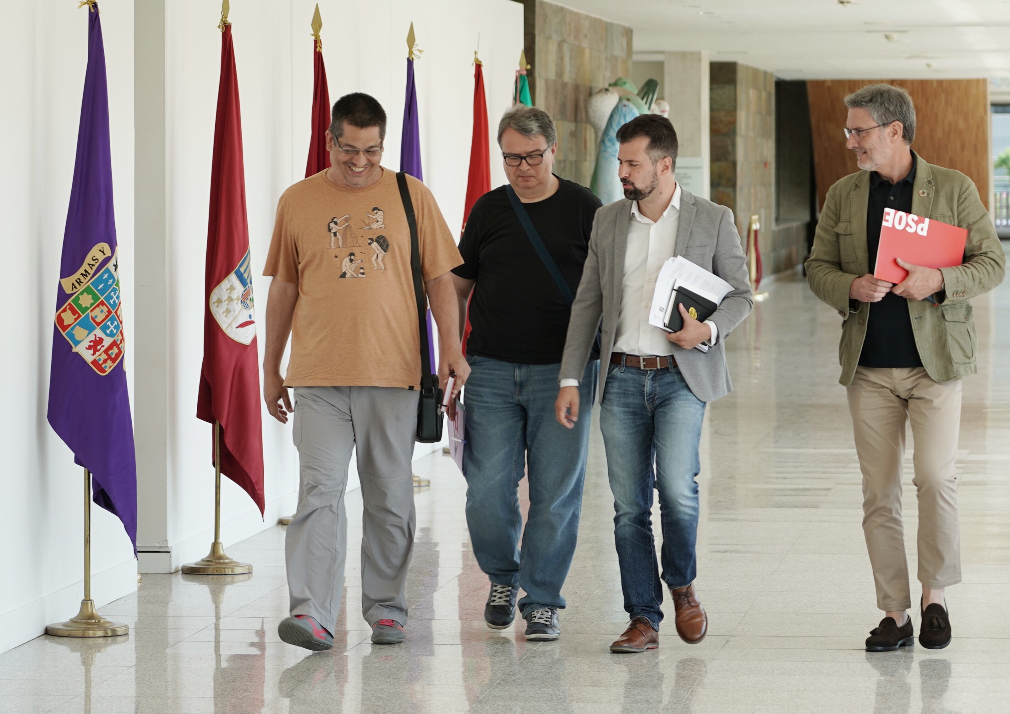 El portavoz del Grupo Parlamentario Socialista, Luis Tudanca, se reúne con representantes de lostrabajadores del 1-1-2. Le acompaña el portavoz de Medio Ambiente, José Luis Vázquez | Agencia ICAL Rubén Cacho