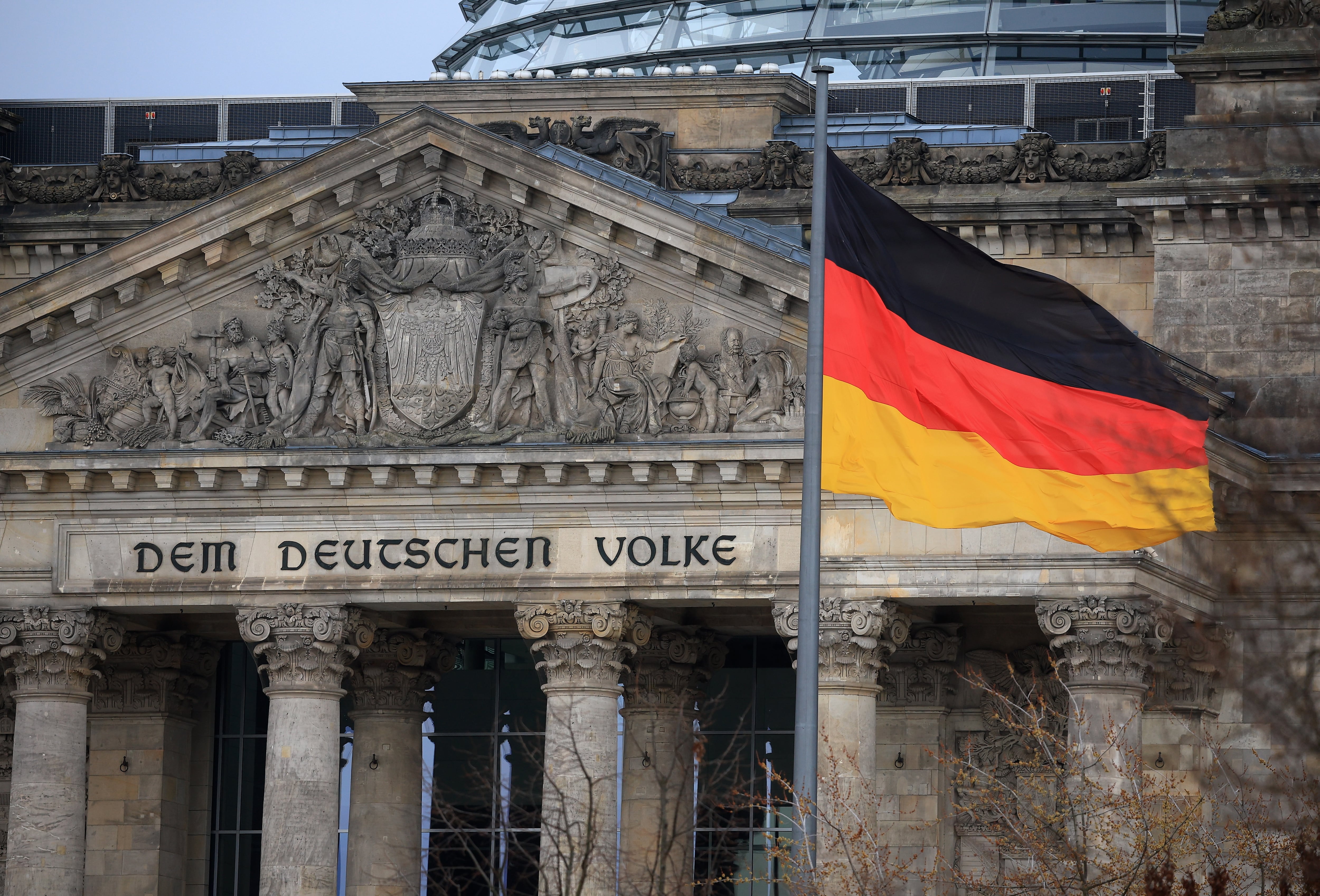 La bandera alemana ondeando este domingo electoral frente al Reichstag en Berlín