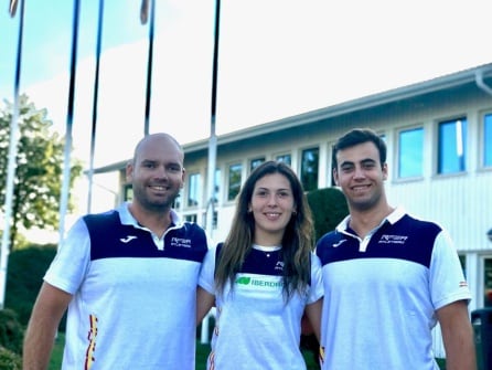 Gema Martí y Víctor Faus junto a su entrenador Juanvi Escolano