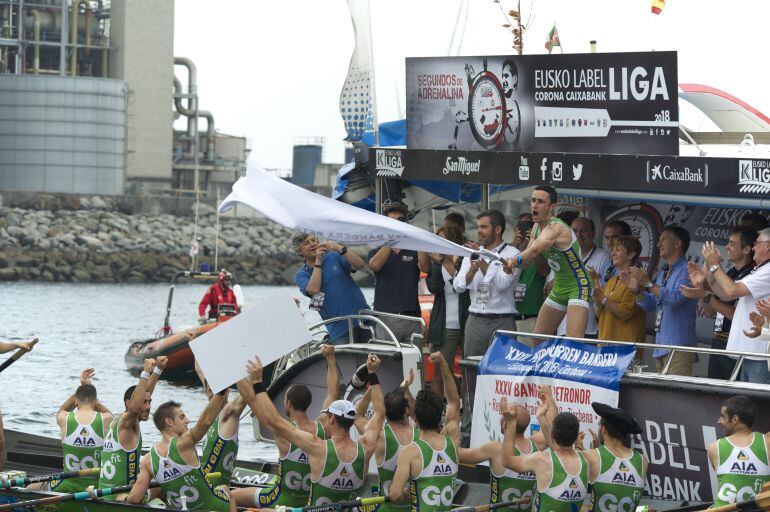 Hondarribia celebra su victoria en Zierbena, primera bandera de la temporada para la trainera verde