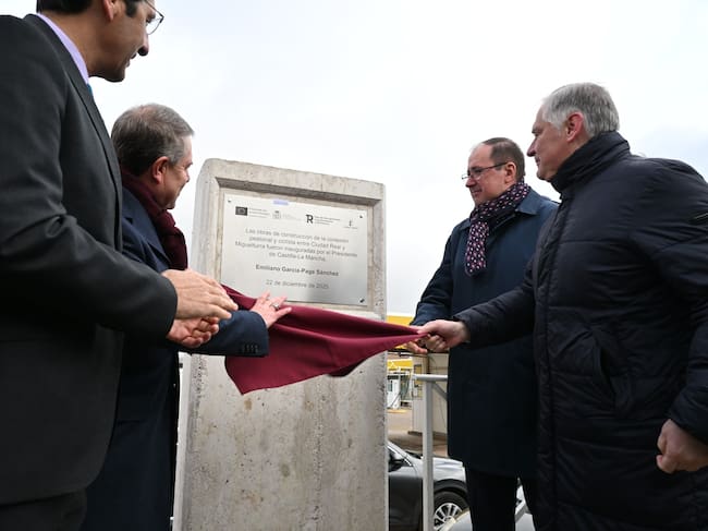 Descubrimiento de la placa en la Pasarela Ciudad Real-Miguelturra por las autoridades