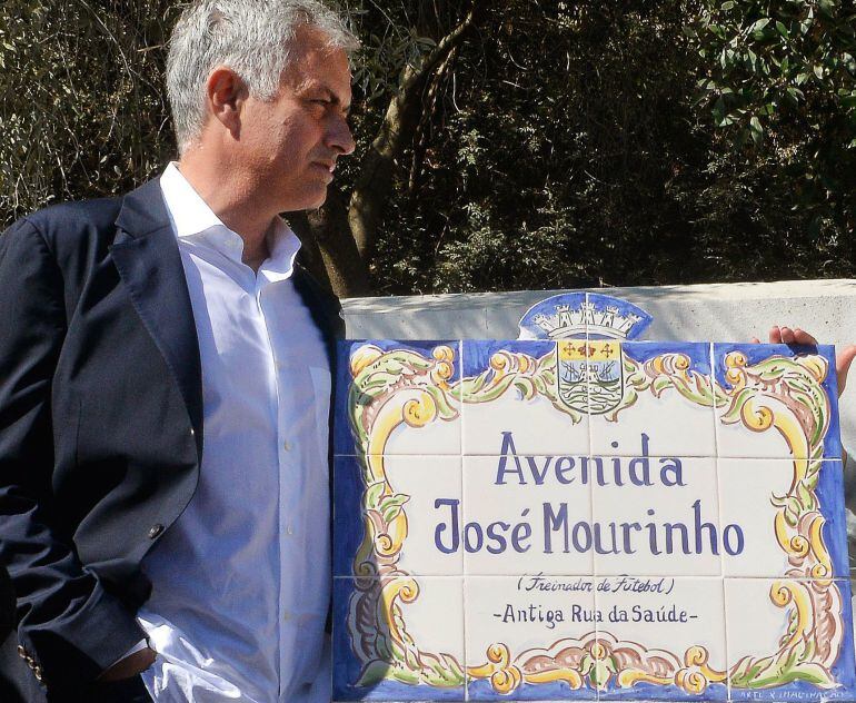 El entrenador portugués del Manchester United, José Mourinho, asiste a la inauguración de una avenida con su nombre