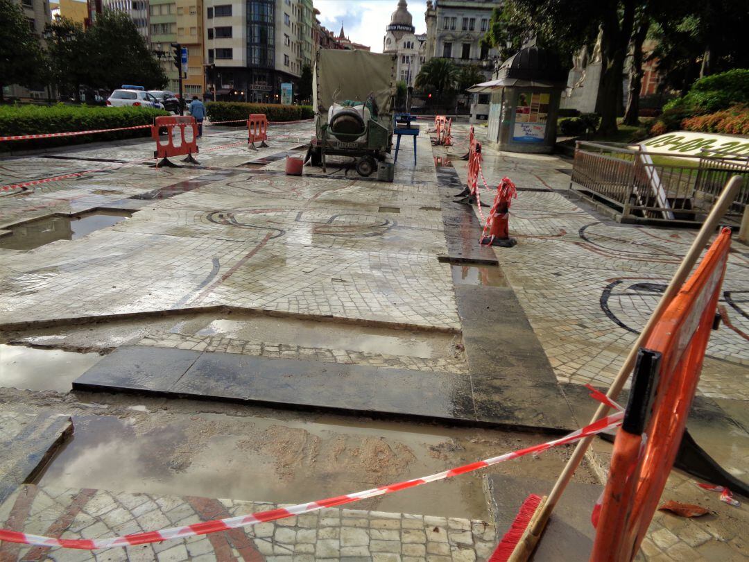 Obra en el Paseo de los Áñamos de Oviedo. Los sindicatos recuerdan que más del 90 % delos contratos de diciembre, son temporales
