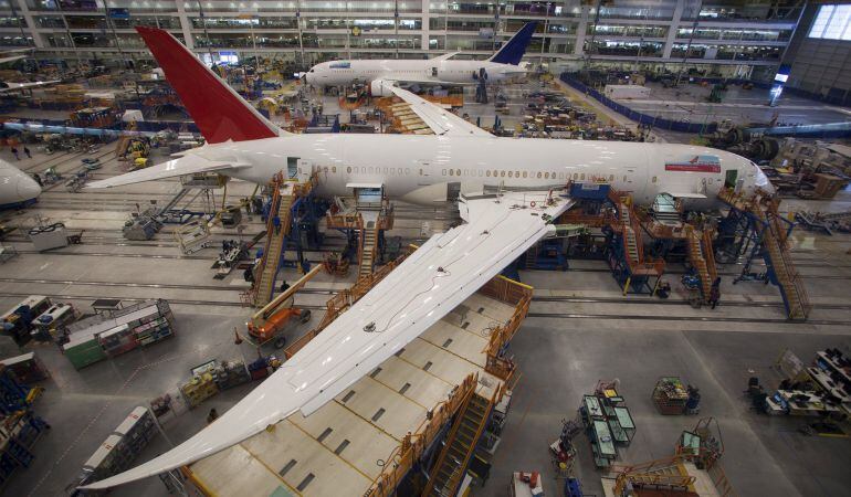 Trabajadores de la planta de Boeing en Charleston (Carolina del Norte) ensamblan un 787 Dreamliner para Air India.