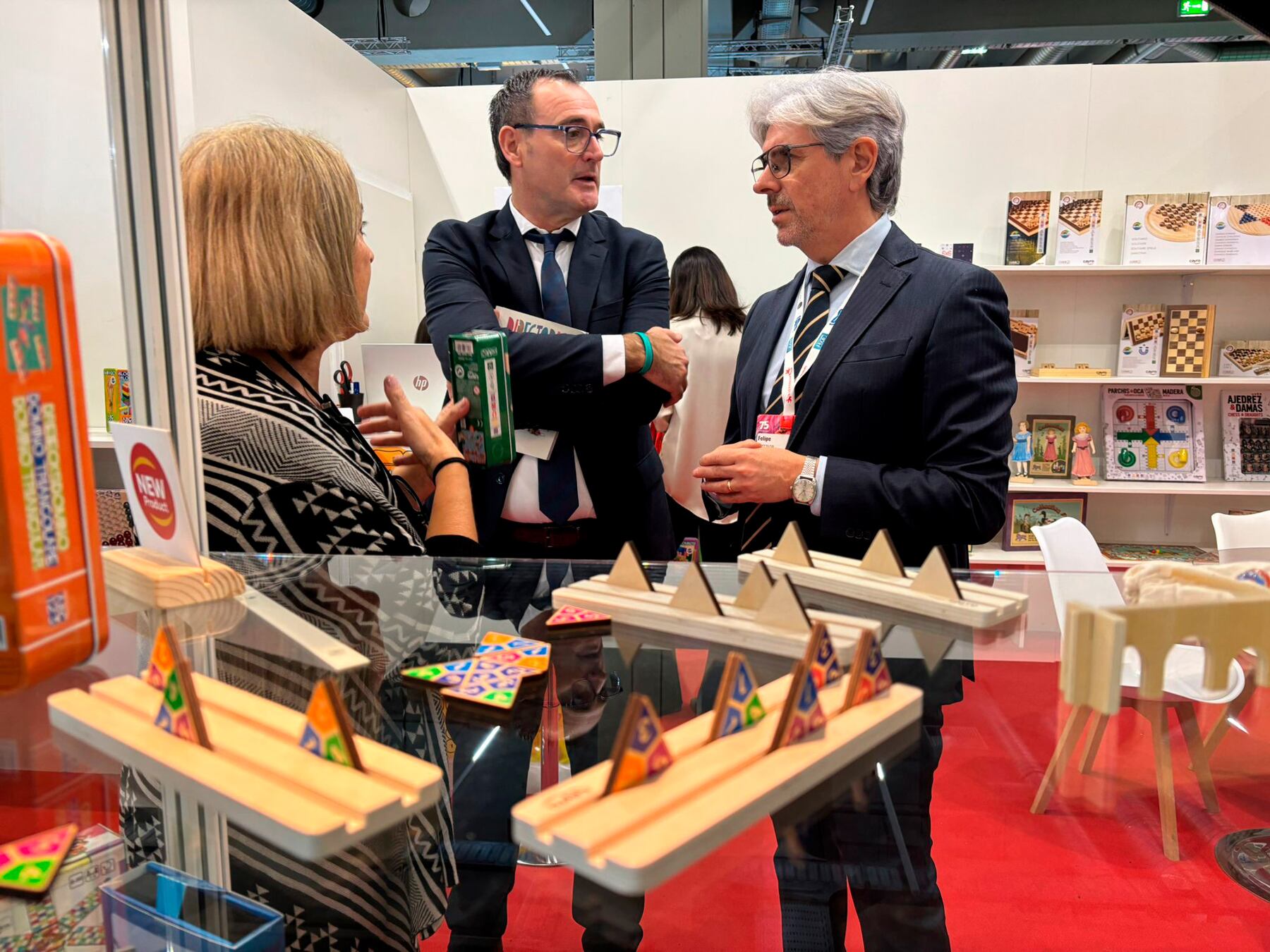 Felipe Carrasco hablando con algunos de los expositores en la feria de Nuremberg