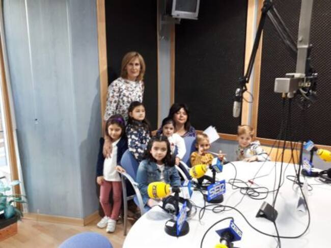 Grupo de alumnos y alumnas de Francisco Soriano Serrano, acompañados por profesoras, tras exponer la receta de las 'Blandillas'