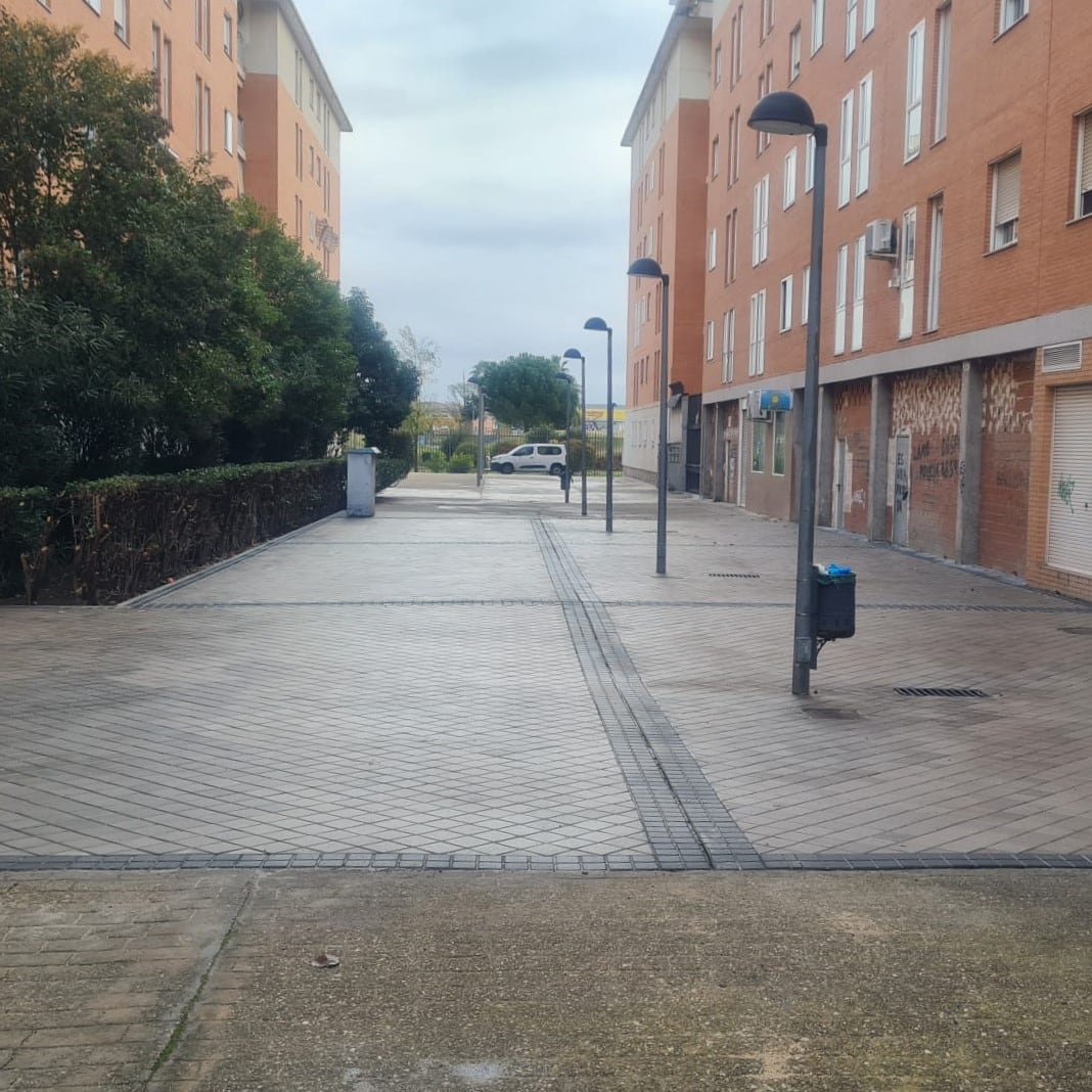 La vía privada ha sido arreglada por el Ayuntamiento de Parla tras firmar el convenio con las comunidades de propietarios
