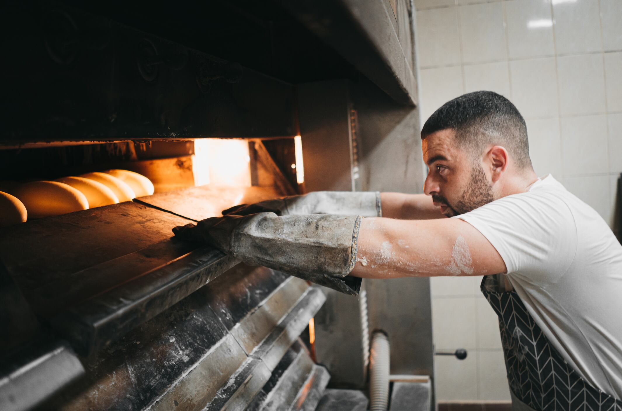 Un panadero, en su horno