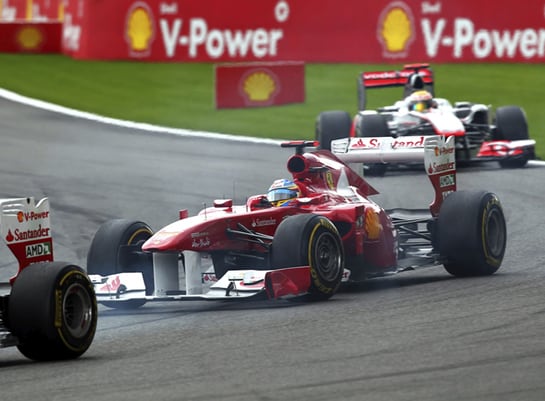 El piloto español de Ferrari acelera su monoplaza en el circuito belga de Spa-Francorchamps.