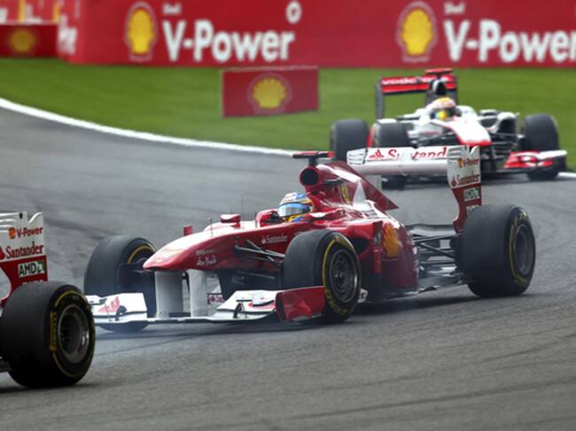 El piloto español de Ferrari acelera su monoplaza en el circuito belga de Spa-Francorchamps.