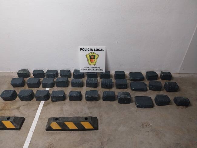 Paquetes incautados de hachís (Ayuntamiento Santa Eukària)
