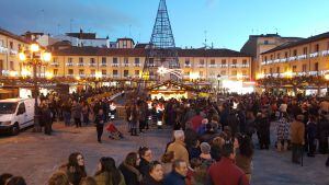 Aspecto de la plaza a la hora del reparto