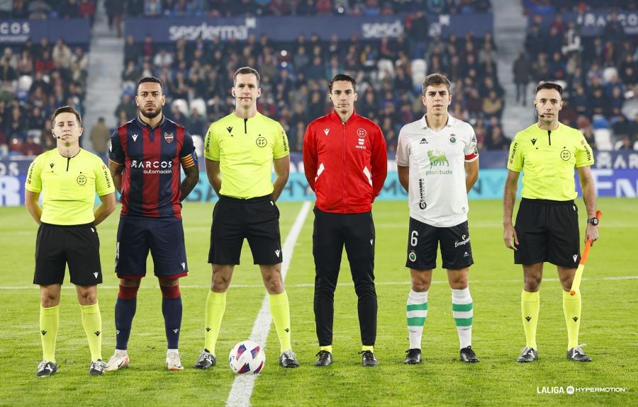 Íñigo, durante la foto de capitanes con el equipo arbitral.