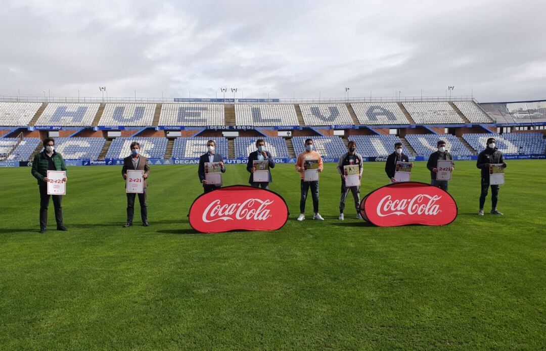 Presentación del calendario sobre el césped del Nuevo Colombino.