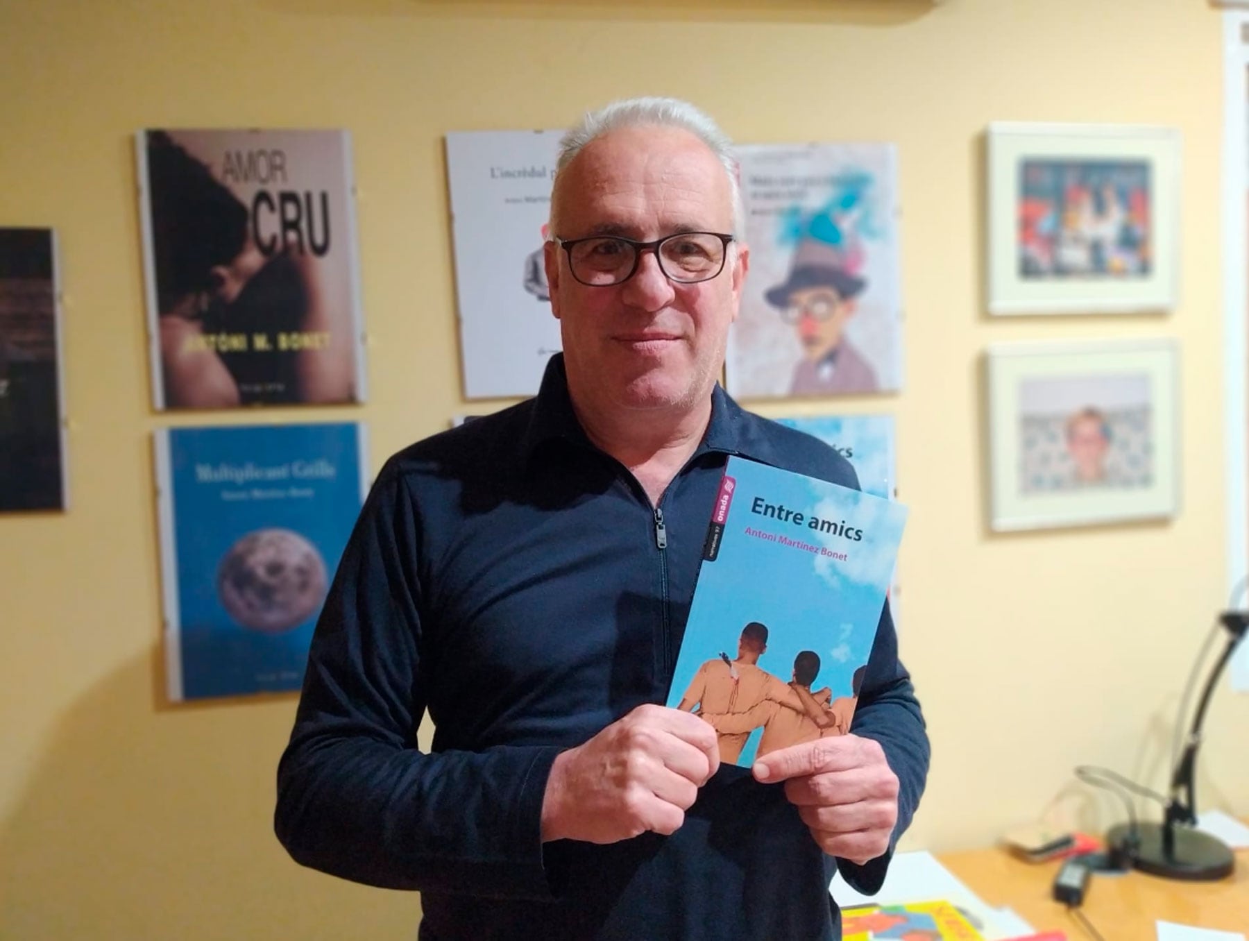 Antoni Martínez Bonet, amb un exemplar del seu llibre 'Entre amics'