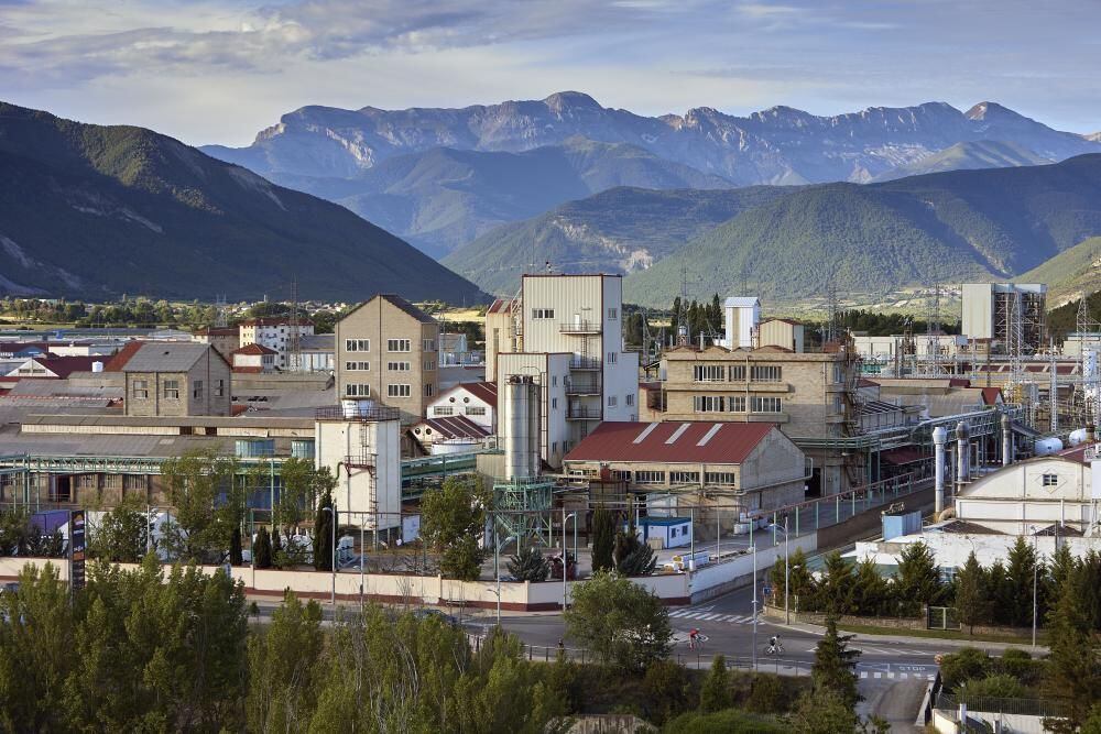 La fábrica de Sabiñánigo enmarcada por los Pirineos