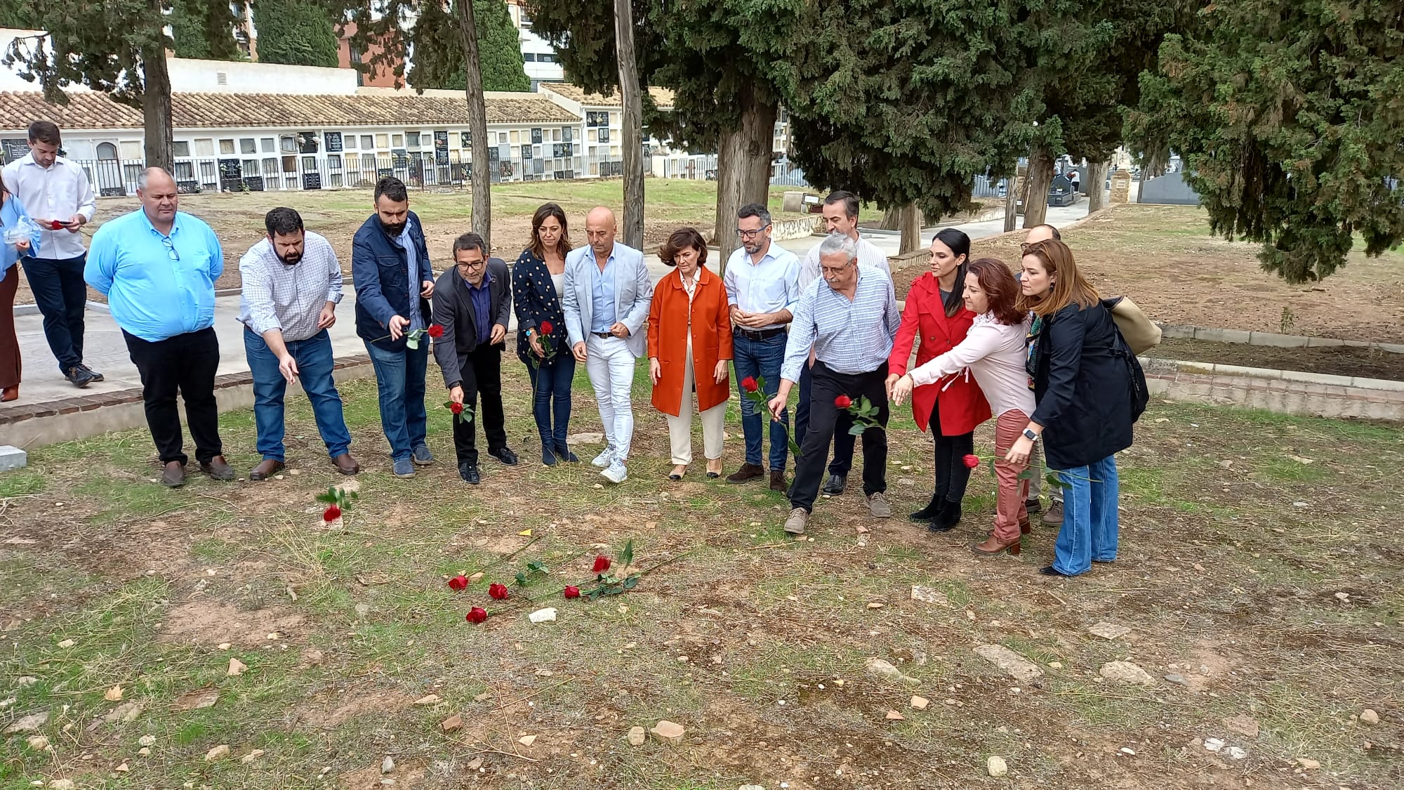 Ofrenda floral del PSOE a las víctimas de la represión franquista en el cementerio de La Salud.