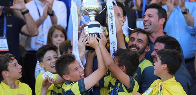 Los niños del Villarreal levantan el título junto a su entrenador