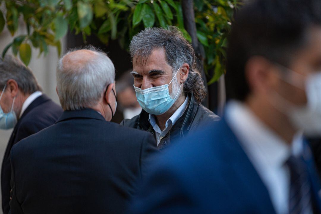 El expresidente de la Generalitat, José Montilla (i), habla con el presidente de Òmnium Cultural, Jordi Cuixart (c), durante la toma de posesión de Pere Aragonès como presidente de la Generalitat 