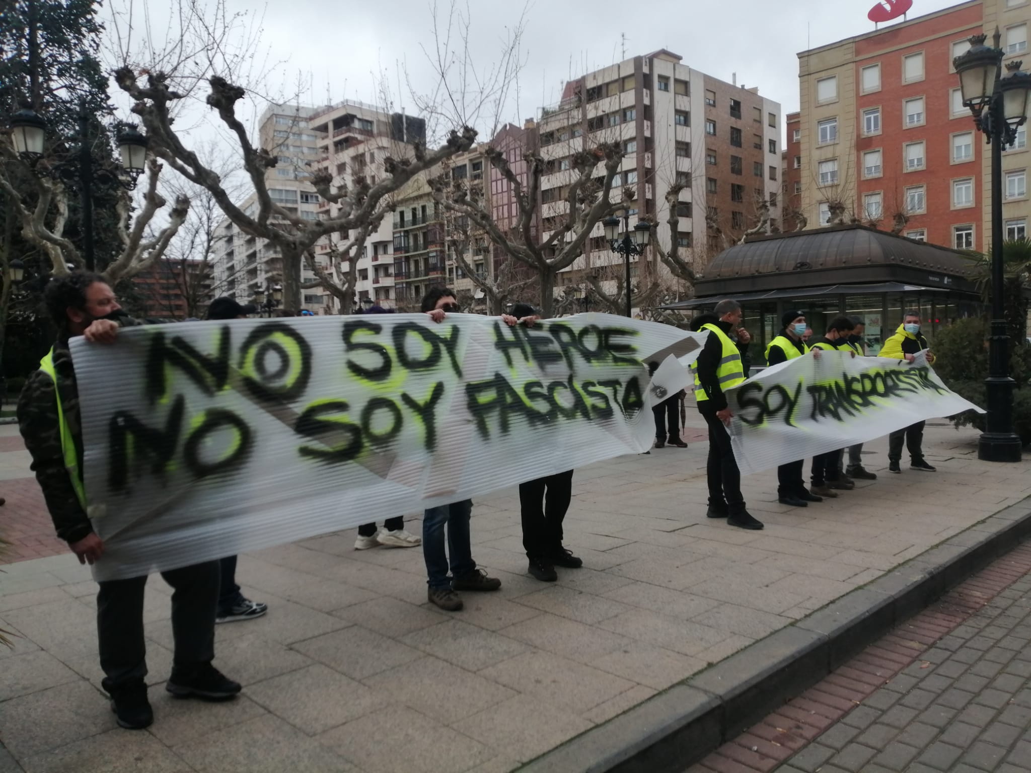 Grupo de transportistas autónomos se manifiestan frente a la Delegación de Gobierno en La Rioja