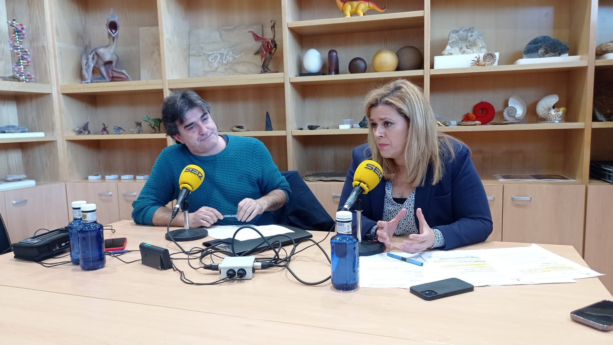 La delegada de la Junta en Cuenca, María Ángeles Martínez, junto a Paco Auñón durante el programa especial desde el Museo de Paleontología