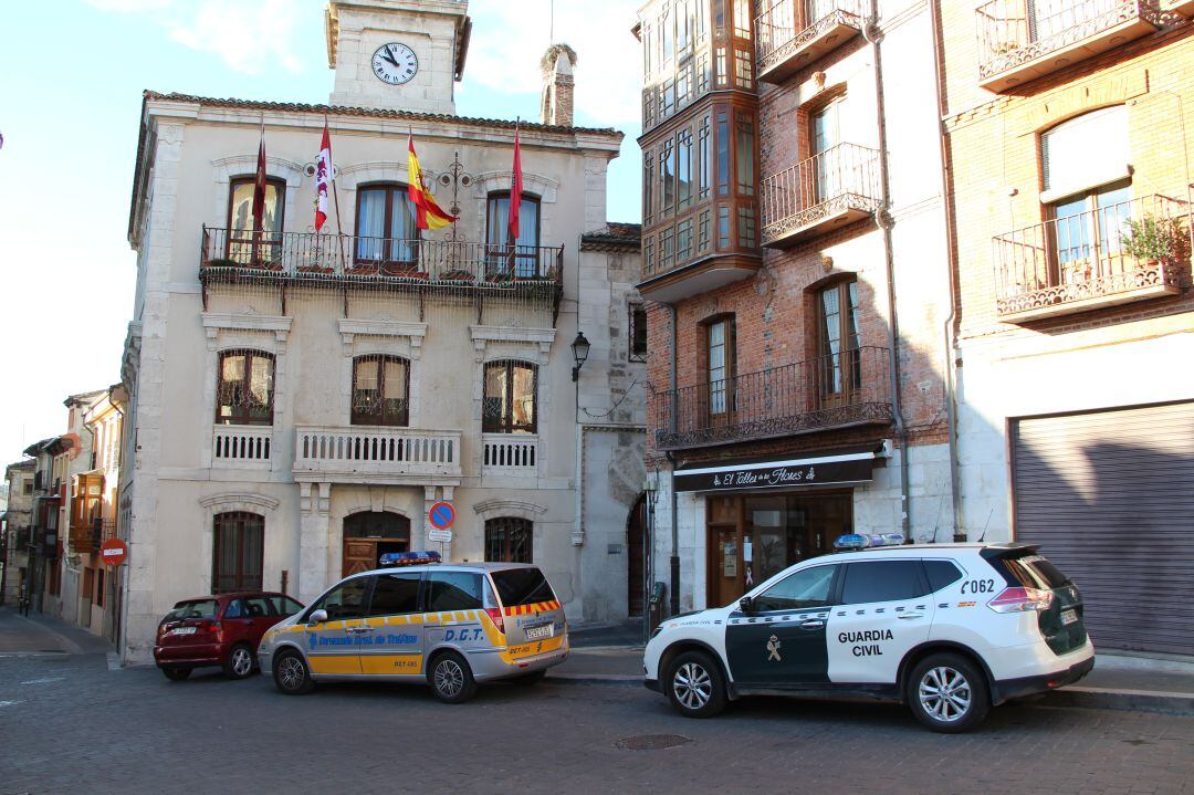 Imagen de archivo de un vehículo de la Policía Local y la Guardia Civil en Cuéllar