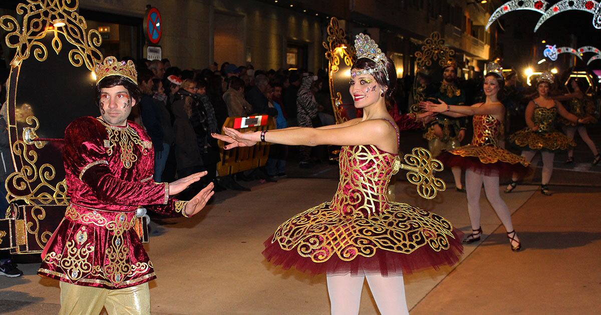 Desfile de comparsas en el tradicional &#039;Venres de Foliada&#039; de Tomiño.