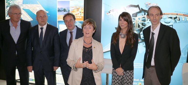 La Directora de Transportes del Gobierno Vasco, Janire Bijueska, junto a la consejera Arantxa Tapia en una foto de archivo