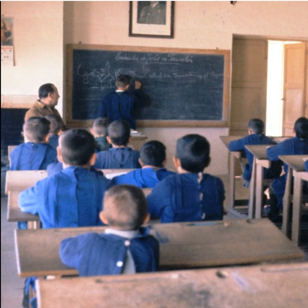 Imagen de una escuela procedente del fondo del CECLM-UCLM 